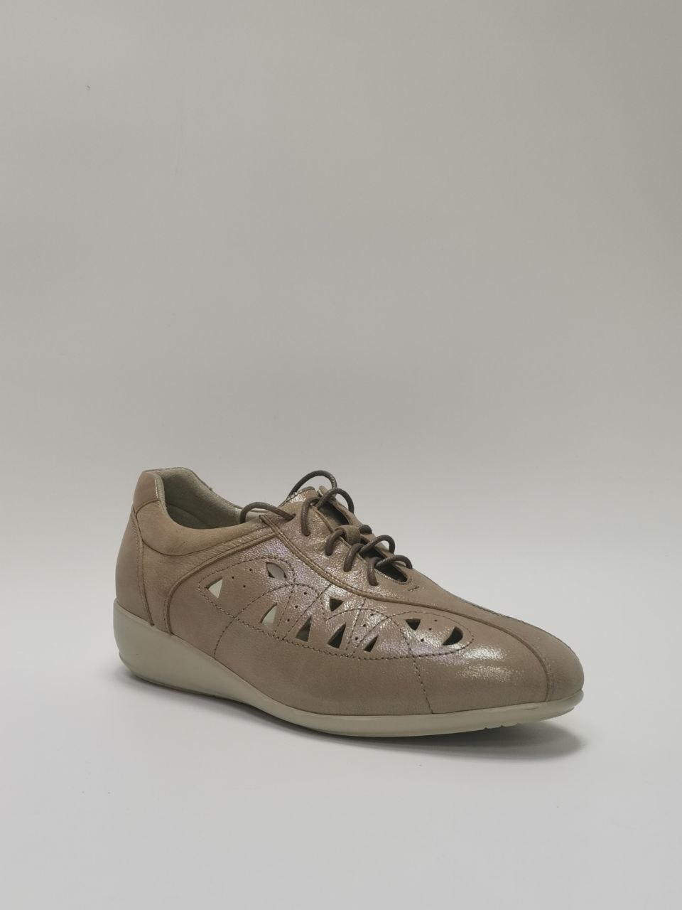 Туфли ортопедические женские Ортомода 8267 КП/ш бежевые увеличенной полноты с перфорацией фото 1