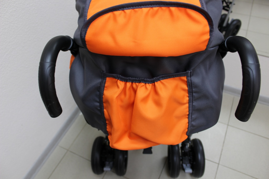 Коляска Амбрелла_карман для мелочей.JPG